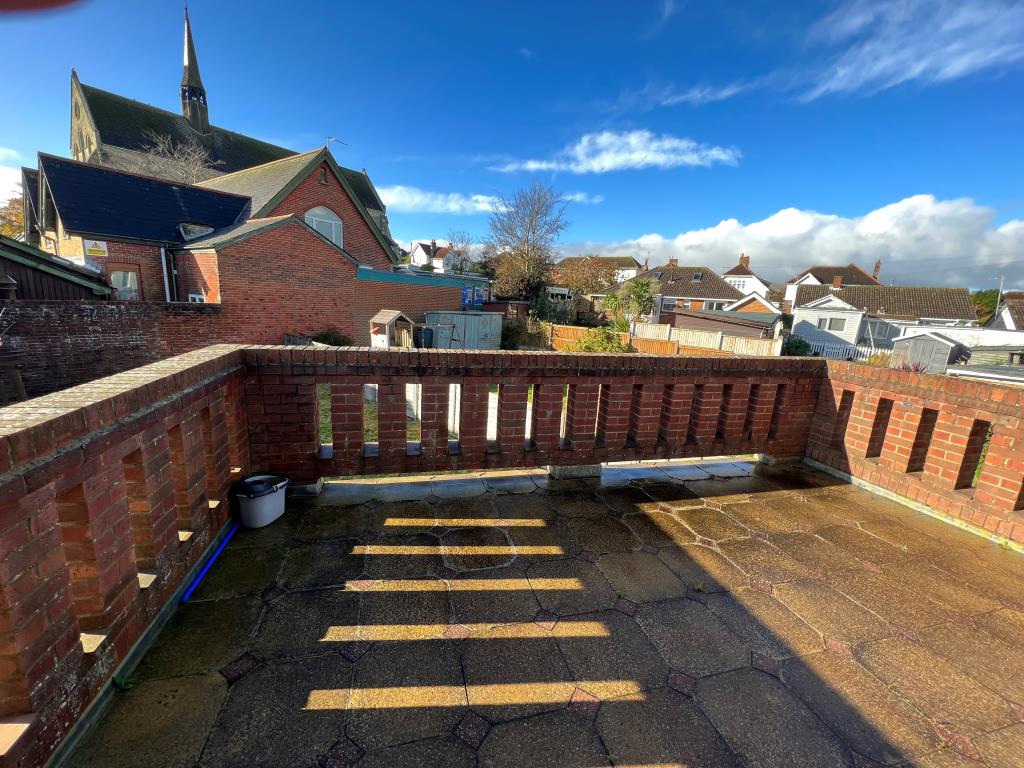 Lot: 64 - FREEHOLD TOWN CENTRE BUILDING ARRANGED AS TWO FLATS - Roof Terrace for Upper Flat